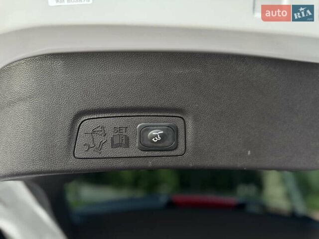 Білий Лінкольн МКС, об'ємом двигуна 2.26 л та пробігом 126 тис. км за 15200 $, фото 27 на Automoto.ua