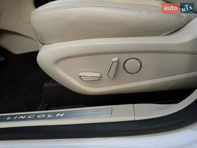 Білий Лінкольн МКС, об'ємом двигуна 2.26 л та пробігом 126 тис. км за 15200 $, фото 31 на Automoto.ua