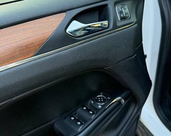Белый Линкольн МКС, объемом двигателя 2 л и пробегом 188 тыс. км за 14700 $, фото 30 на Automoto.ua