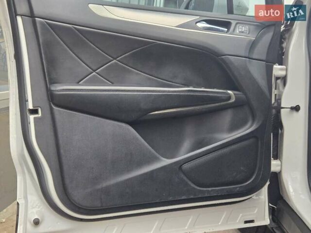 Білий Лінкольн МКС, об'ємом двигуна 2 л та пробігом 170 тис. км за 12500 $, фото 15 на Automoto.ua