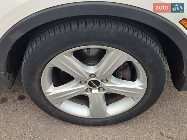 Білий Лінкольн МКС, об'ємом двигуна 2 л та пробігом 170 тис. км за 12500 $, фото 18 на Automoto.ua