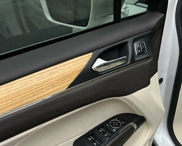 Белый Линкольн МКС, объемом двигателя 2 л и пробегом 171 тыс. км за 12500 $, фото 9 на Automoto.ua