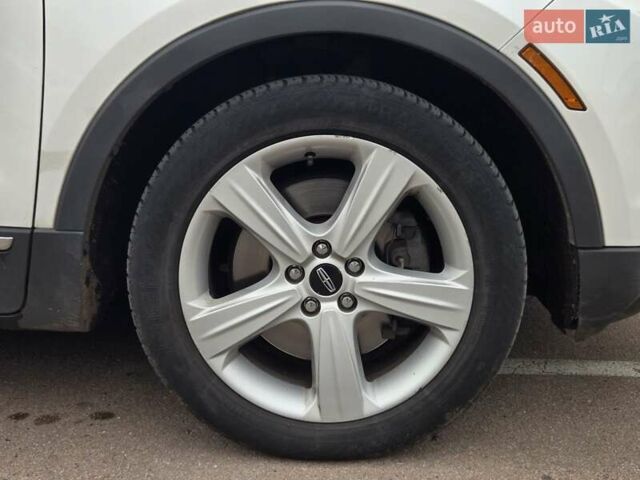 Білий Лінкольн МКС, об'ємом двигуна 2 л та пробігом 170 тис. км за 12500 $, фото 19 на Automoto.ua