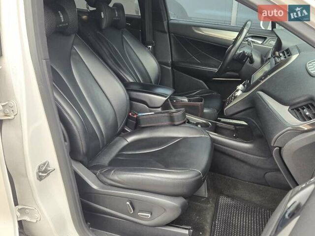 Білий Лінкольн МКС, об'ємом двигуна 2 л та пробігом 170 тис. км за 12500 $, фото 9 на Automoto.ua