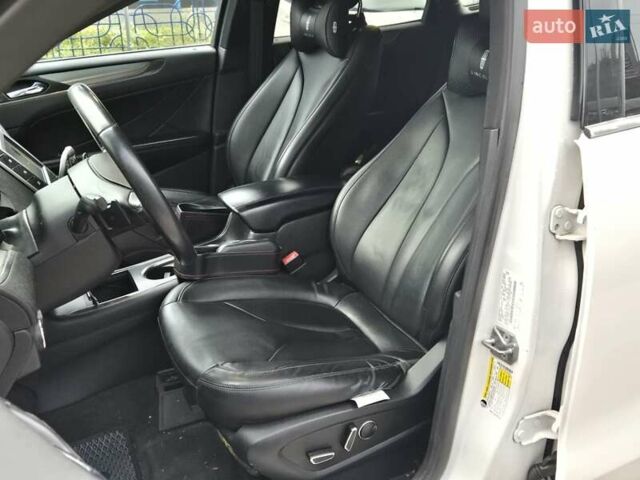 Білий Лінкольн МКС, об'ємом двигуна 2 л та пробігом 170 тис. км за 12500 $, фото 10 на Automoto.ua