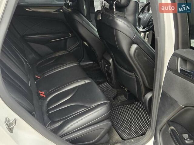 Білий Лінкольн МКС, об'ємом двигуна 2 л та пробігом 170 тис. км за 12500 $, фото 14 на Automoto.ua