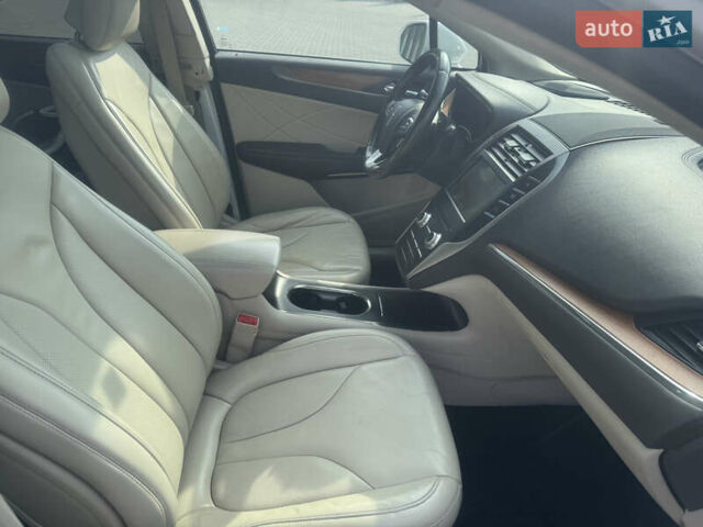Білий Лінкольн МКС, об'ємом двигуна 2 л та пробігом 180 тис. км за 13100 $, фото 18 на Automoto.ua