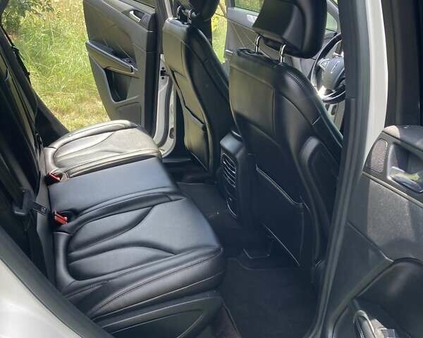 Белый Линкольн МКС, объемом двигателя 1.99 л и пробегом 191 тыс. км за 13200 $, фото 33 на Automoto.ua