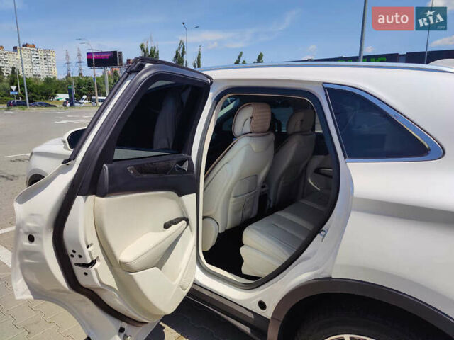 Белый Линкольн МКС, объемом двигателя 2 л и пробегом 49 тыс. км за 21000 $, фото 8 на Automoto.ua