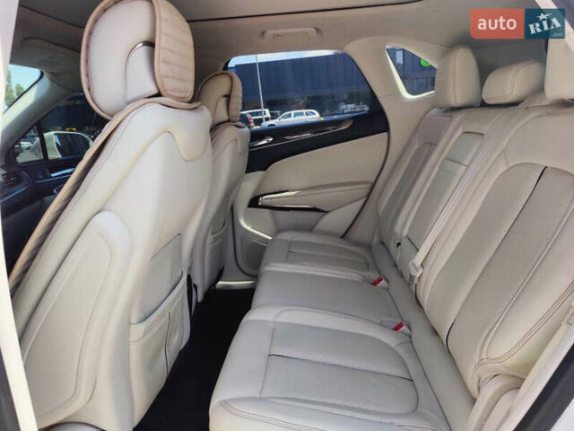 Белый Линкольн МКС, объемом двигателя 2 л и пробегом 49 тыс. км за 21000 $, фото 12 на Automoto.ua