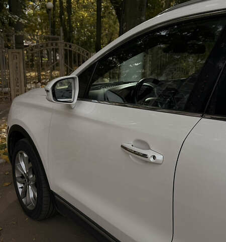 Білий Лінкольн МКС, об'ємом двигуна 2 л та пробігом 82 тис. км за 21700 $, фото 2 на Automoto.ua