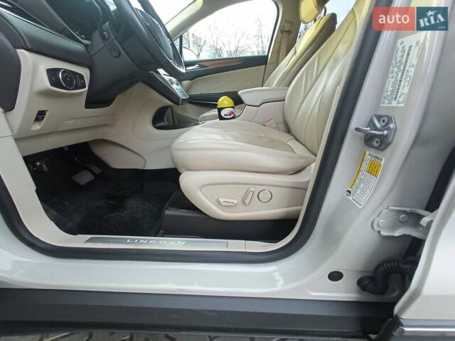 Белый Линкольн МКС, объемом двигателя 2 л и пробегом 61 тыс. км за 20700 $, фото 18 на Automoto.ua