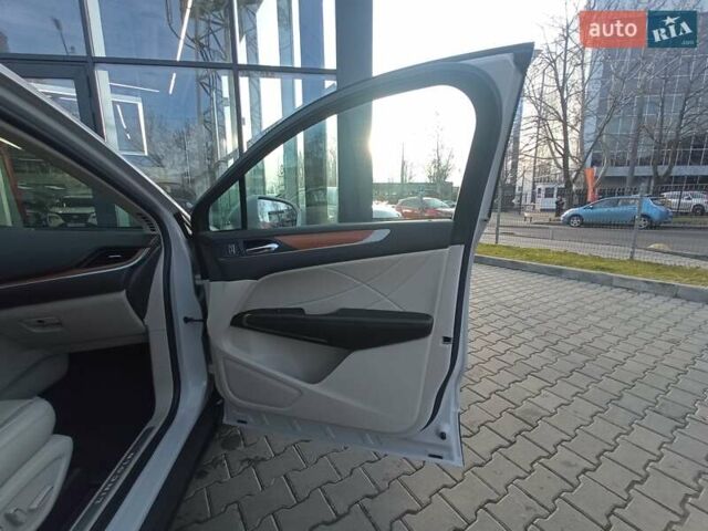 Белый Линкольн МКС, объемом двигателя 2 л и пробегом 61 тыс. км за 20700 $, фото 26 на Automoto.ua