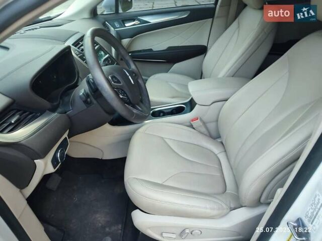 Белый Линкольн МКС, объемом двигателя 2 л и пробегом 49 тыс. км за 18500 $, фото 2 на Automoto.ua