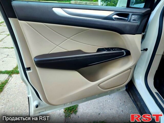 Білий Лінкольн МКС, об'ємом двигуна 2 л та пробігом 49 тис. км за 19500 $, фото 5 на Automoto.ua