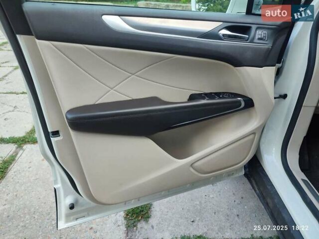 Белый Линкольн МКС, объемом двигателя 2 л и пробегом 52 тыс. км за 17700 $, фото 4 на Automoto.ua