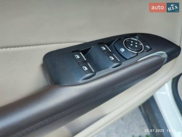 Белый Линкольн МКС, объемом двигателя 2 л и пробегом 52 тыс. км за 17700 $, фото 11 на Automoto.ua