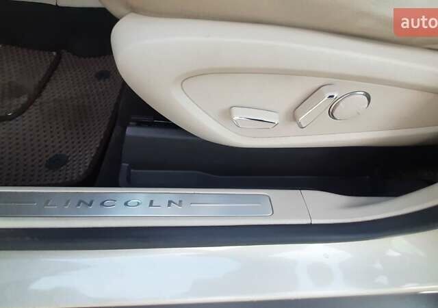 Бежевий Лінкольн МКС, об'ємом двигуна 2 л та пробігом 115 тис. км за 17500 $, фото 34 на Automoto.ua