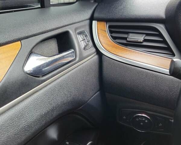 Чорний Лінкольн МКС, об'ємом двигуна 2 л та пробігом 170 тис. км за 14350 $, фото 15 на Automoto.ua