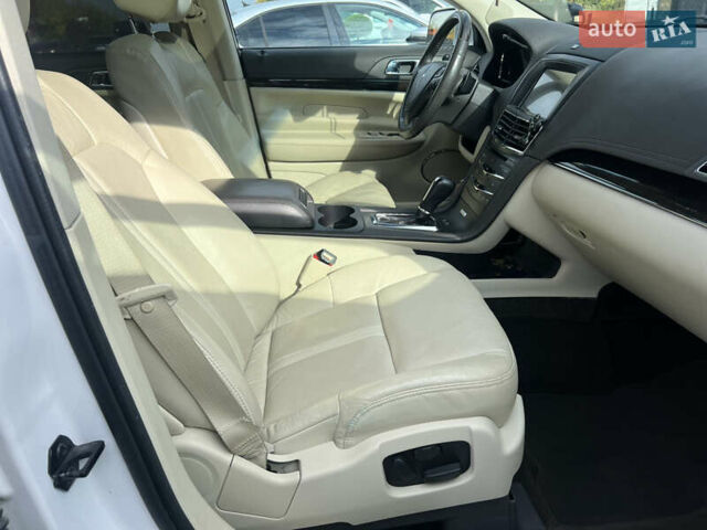 Белый Линкольн МКТ, объемом двигателя 3.5 л и пробегом 85 тыс. км за 15500 $, фото 8 на Automoto.ua