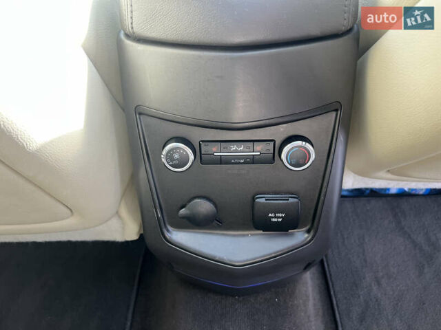 Белый Линкольн МКТ, объемом двигателя 3.5 л и пробегом 85 тыс. км за 15500 $, фото 10 на Automoto.ua