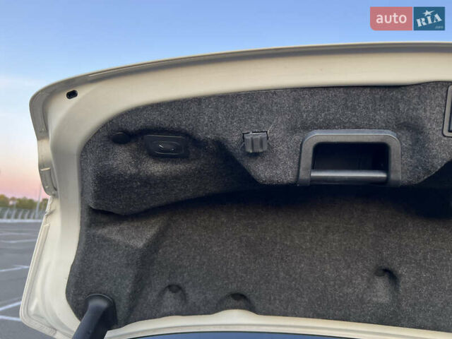 Белый Линкольн МКЗ, объемом двигателя 2 л и пробегом 141 тыс. км за 12400 $, фото 11 на Automoto.ua