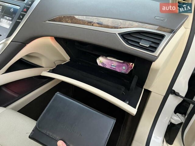 Белый Линкольн МКЗ, объемом двигателя 2 л и пробегом 141 тыс. км за 12400 $, фото 31 на Automoto.ua