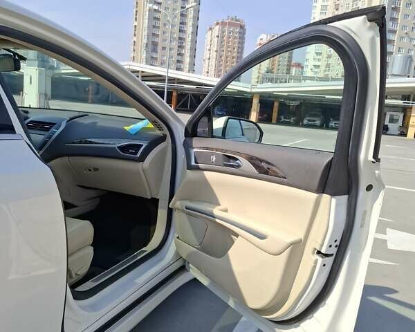 Белый Линкольн МКЗ, объемом двигателя 2 л и пробегом 161 тыс. км за 11800 $, фото 14 на Automoto.ua