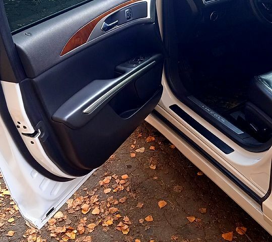 Білий Лінкольн MKZ, об'ємом двигуна 2 л та пробігом 201 тис. км за 13000 $, фото 11 на Automoto.ua