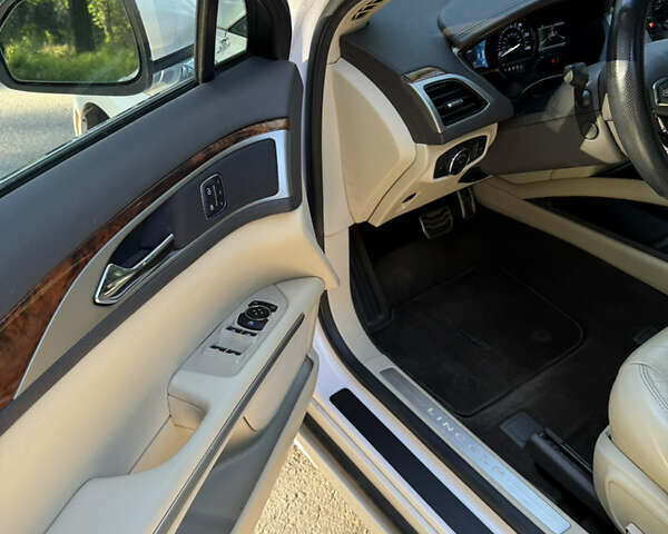 Белый Линкольн МКЗ, объемом двигателя 2 л и пробегом 208 тыс. км за 12800 $, фото 7 на Automoto.ua