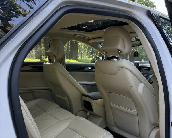 Белый Линкольн МКЗ, объемом двигателя 2 л и пробегом 208 тыс. км за 12800 $, фото 8 на Automoto.ua