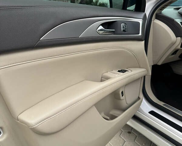 Білий Лінкольн MKZ, об'ємом двигуна 2 л та пробігом 85 тис. км за 18000 $, фото 6 на Automoto.ua