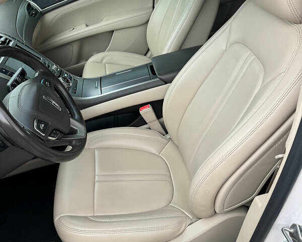 Білий Лінкольн MKZ, об'ємом двигуна 2 л та пробігом 85 тис. км за 18000 $, фото 7 на Automoto.ua