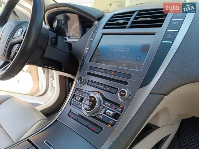 Білий Лінкольн MKZ, об'ємом двигуна 2 л та пробігом 143 тис. км за 21000 $, фото 22 на Automoto.ua