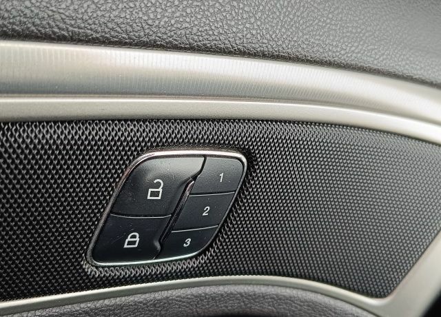 Черный Линкольн МКЗ, объемом двигателя 2 л и пробегом 162 тыс. км за 11000 $, фото 15 на Automoto.ua