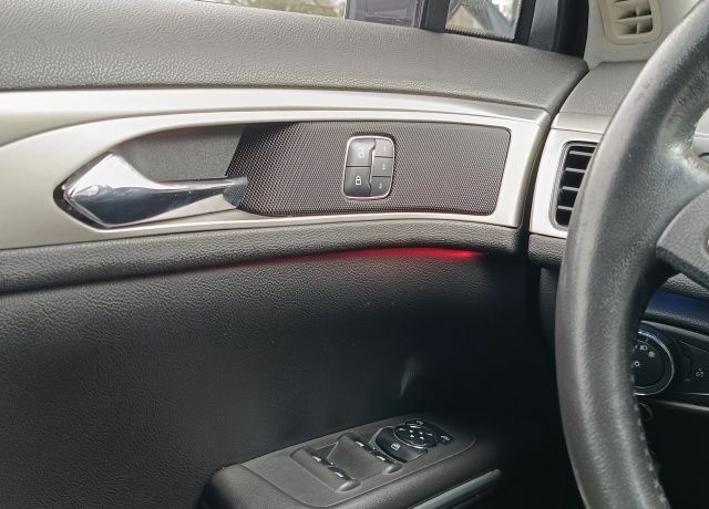 Черный Линкольн МКЗ, объемом двигателя 2 л и пробегом 162 тыс. км за 11000 $, фото 10 на Automoto.ua