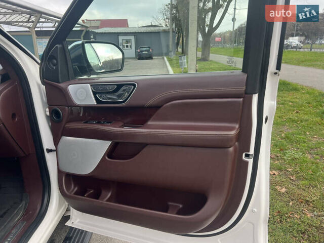 Белый Линкольн Навигатор, объемом двигателя 3.5 л и пробегом 81 тыс. км за 65000 $, фото 23 на Automoto.ua