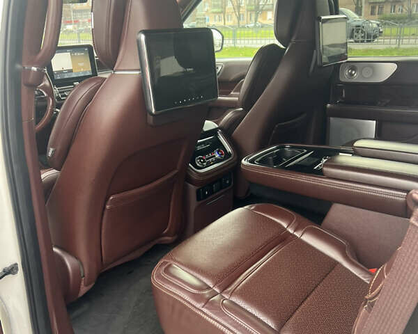 Белый Линкольн Навигатор, объемом двигателя 3.5 л и пробегом 81 тыс. км за 65000 $, фото 19 на Automoto.ua