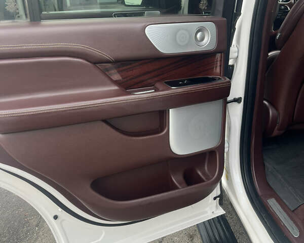 Белый Линкольн Навигатор, объемом двигателя 3.5 л и пробегом 81 тыс. км за 65000 $, фото 20 на Automoto.ua