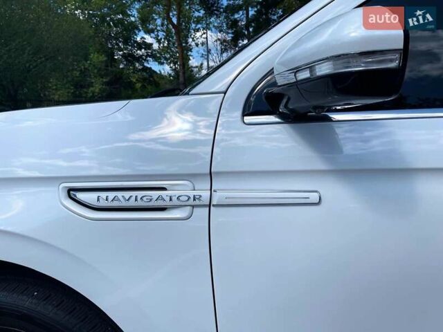 Белый Линкольн Навигатор, объемом двигателя 3.5 л и пробегом 85 тыс. км за 49900 $, фото 5 на Automoto.ua