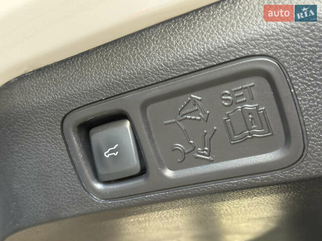 Белый Линкольн Навигатор, объемом двигателя 3.5 л и пробегом 193 тыс. км за 56499 $, фото 22 на Automoto.ua