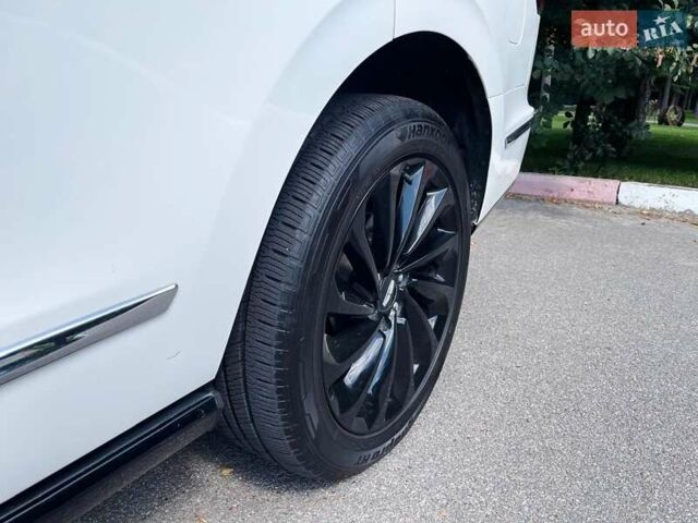 Белый Линкольн Навигатор, объемом двигателя 3.5 л и пробегом 85 тыс. км за 49900 $, фото 9 на Automoto.ua