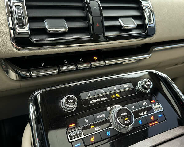 Білий Лінкольн Navigator, об'ємом двигуна 3.5 л та пробігом 78 тис. км за 55000 $, фото 51 на Automoto.ua