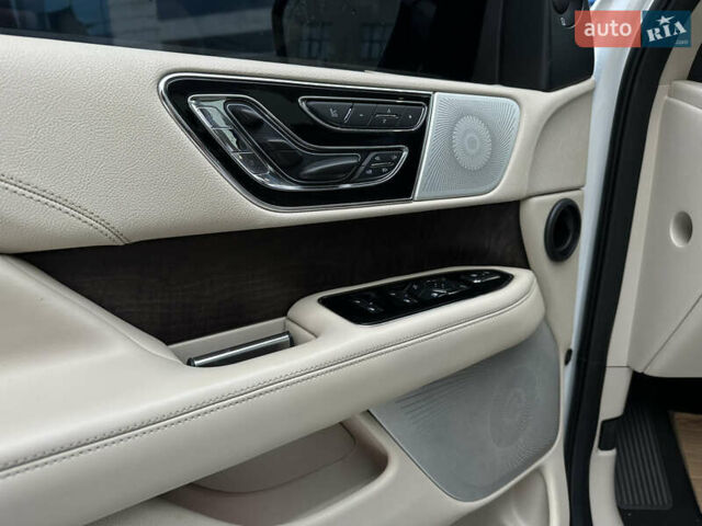 Білий Лінкольн Navigator, об'ємом двигуна 3.5 л та пробігом 78 тис. км за 55000 $, фото 49 на Automoto.ua