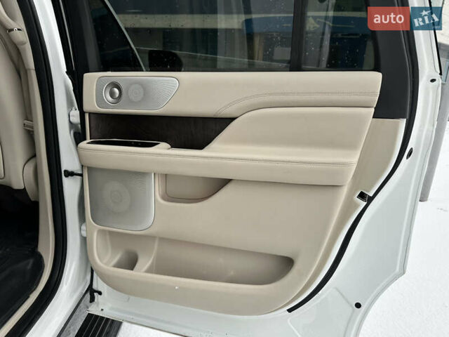 Білий Лінкольн Navigator, об'ємом двигуна 3.5 л та пробігом 78 тис. км за 55000 $, фото 26 на Automoto.ua