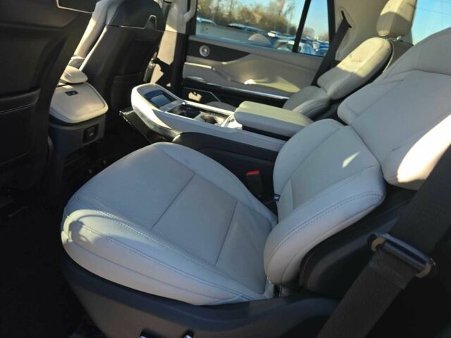 Белый Линкольн Навигатор, объемом двигателя 0 л и пробегом 11 тыс. км за 15000 $, фото 11 на Automoto.ua