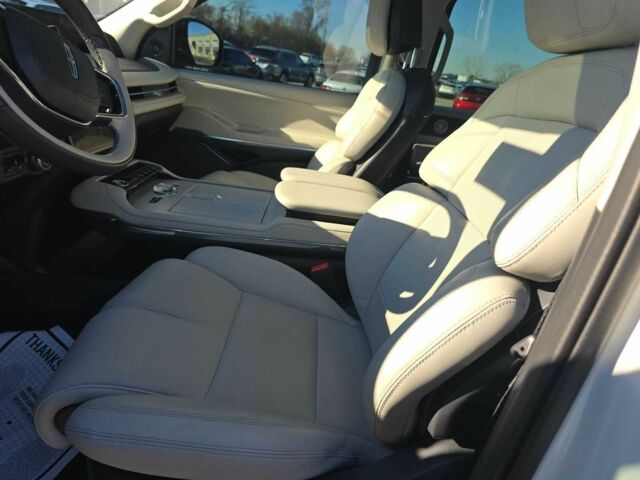 Белый Линкольн Навигатор, объемом двигателя 0 л и пробегом 11 тыс. км за 15000 $, фото 5 на Automoto.ua