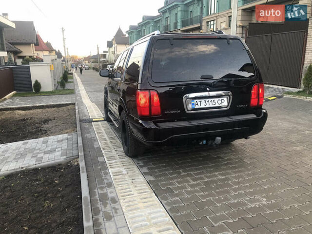 Черный Линкольн Навигатор, объемом двигателя 5.4 л и пробегом 180 тыс. км за 10500 $, фото 4 на Automoto.ua