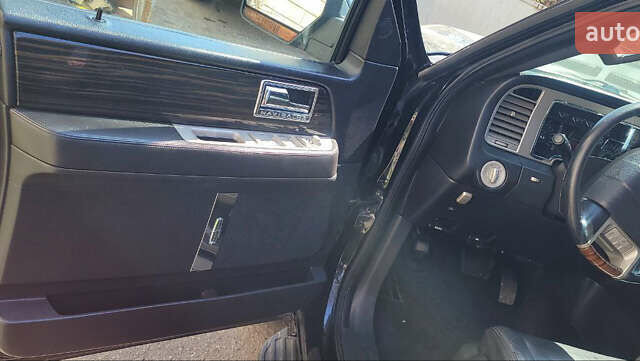 Чорний Лінкольн Navigator, об'ємом двигуна 5.4 л та пробігом 130 тис. км за 17000 $, фото 8 на Automoto.ua