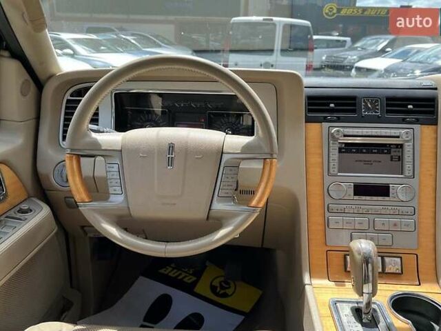 Черный Линкольн Навигатор, объемом двигателя 5.4 л и пробегом 190 тыс. км за 22500 $, фото 21 на Automoto.ua